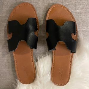 Black Universal Thread (Target Brand) Flat Sandals 7M